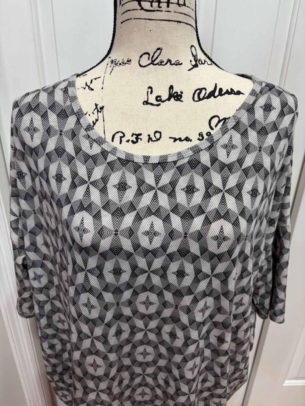 LuLaRoe Black & Grey Geometric Print Irma Tunic EUC